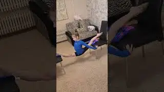 Шпагат со стульев. Растяжка. #растяжка #шпагатдома #гимнастикадома