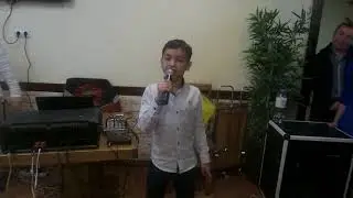 поёт Тимурчик
