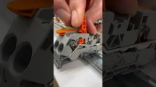 How does a WAGO connector work?