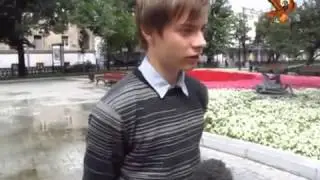 Ирина Бергсет и её сын Саша Фролов.  Интервью на пикете возле посольства Украины.