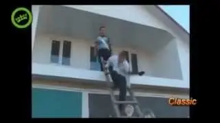 prostul cade in cap de pe scara la inmormantare