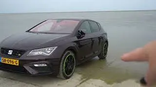 roderick is lekker bezig  en foto,s maken van mijn auto bij 't kuitje