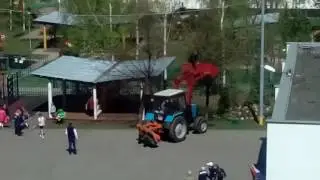 Человек в ковше экскаватора