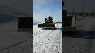 В непогоду, сквозь ветер, снег, дождь с бульдозером ЧЕТРА не пропадешь!