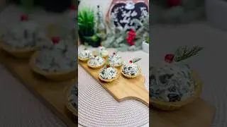 Delicious tartlets with mushroom filling 