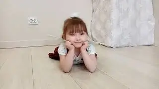 Настя танцует -  танец веселой пчелки