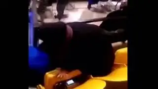 مبتعث يقبل قدم امه فرحه بتخرجه