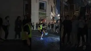 Spectacol stradal în Centrul Vechi, zeci de oameni fascinați  #street #bucuresti #bucharest #acrobat