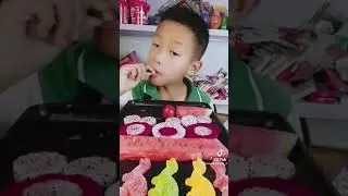 ASMR YEMEK VİDEOLARI KORELİ ÇOCUK KORE MEYVELERİ YİYOR