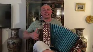 Провожала мама сына…