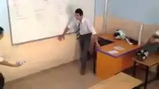 Liselinin Su Şisesi ile Mükemmel Golü