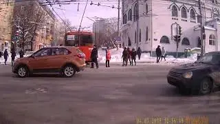 У Троллейбуса в Перми слетели контакты приёмники образовалась пробка.