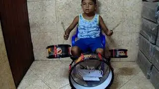 TOCANDO LA BATERIA