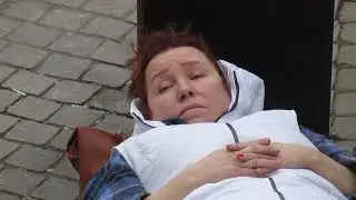 ПЬЯНАЯ ЖЕНЩИНА ВЕРА БРАУДЕ СПИТ НА СКАМЕЙКЕ