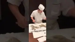 Повар разделывает живого осьминога