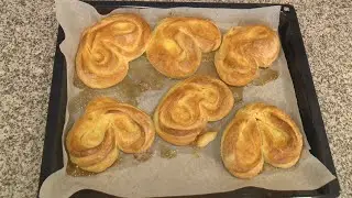 Готовлю сдобное тесто для булок и выпекаю сахарные плюшки
