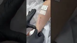 АСМР видео маленькой тату для девушки - надпись. Красивая мини татуировка от мастера @smalltattoocat