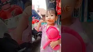makan sosis gulung 