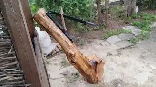 щепкокол или лучинокол на бревне - полезная садовая скульптура