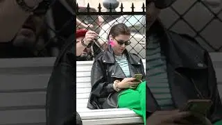 Красивая девушка нервничает от ЩЕКОТКИ! ПРАНК / best pranks 