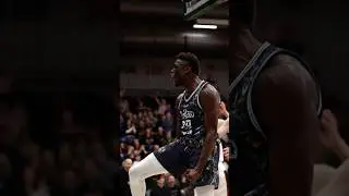 Alex Antetokounmpo With The No-Look Finish 😱🏀