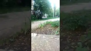 Человек почему то ведет себя страно