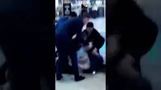 Amigo Empurra o outro com Óculos Vr e Pateta Rindo Ao Fundo