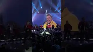 Дима Билан заставил зал подпевать хит «Про белые розы»