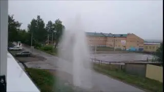 Возле моего дома сегодня внезапно забил фонтан)