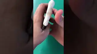 Sakızla telefon hoparlörünü temizlemeyi deniyorum 