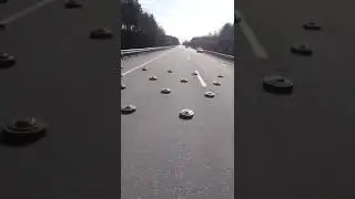 Русские войска заминировали дорогу, но украинские водители просто безбашенные и нашли выход.
