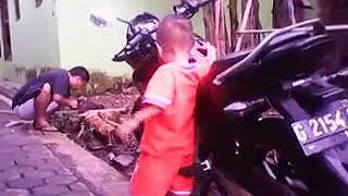 Anak kecil naik motor sendiri