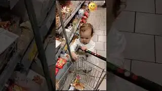 Моя внучка сама выбирает себе вкусняшки в магазине. Ей 1год 2месяца.