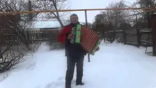 Снег кружится.
