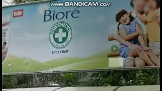 Iklan Biore Antibacterial Body Foam (2013, terpampang papan iklannya di halte bus Pancoran, Jakarta)