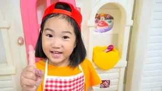 Boram and Friends play with Kinetic Sand