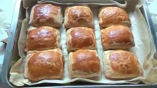 Пирожки из слоёного теста с зелёным луком сыром и ветчиной