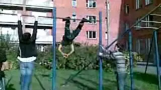 Парень на турнике творит чудеса