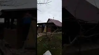 Небольшой навес, на металлокаркасе.
