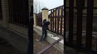 Красивый забор для часного дома с откаными автоматическими воротами!