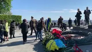 Идут возлагать цветы и много обычных людей