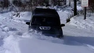 НИВА 2131 и Chevrolet Niva. Таран сугроба.