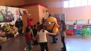 Конкурс с миньоном на детском дне рождения