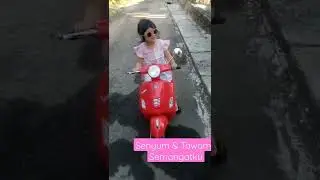 senyum merekah waktu naik vespa