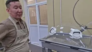 Илья Оконешников проводит экскурсию по Региональному центру консервации и реставрации Якутии