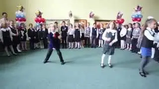 Танец первоклассников. Первоклассники выступают и забавно танцуют!