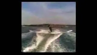 Fjunken gör en mega-vurpa på wakeboard :P