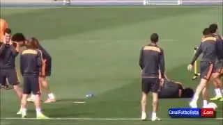 Pepe trổ tài xâu kim Marcelo