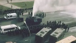 Поврежденный водомет поливает силовиков, задействованных для пресечения массовых акций протеста