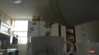 Tomando café y escuchando Radio Martí.